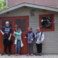 BZ: 9.10.2020, Bienenhaus-Erönnung an der Grundschule Pantringshof, im Naturgebiet der Schule, verantwortlicher Lehrer Fabian Fink, mit dabei: v.l. ehemalige Leiter der Schlue, Elisabeth Kuschkewitz, Karl-Heinz Hayden, der Imker Gerd Salomon, der pensionierte Oberstudiendirektor und aktiver Naturpädagoge für den Lernort Natur der Kreisjägerschaft Emschergau, und die Sponsorin Brigitte Roggel,