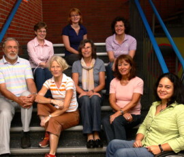 Kollegium 2012-13 Frau Hoppe Frau Pelz (LAA) Frau Pötter Herr Schneider Frau Kuschkewitz (Schulleitung) Frau Thiel Frau Ariman Frau Roßmannek (Von hinten nach vorne.)
