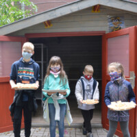 BZ: 9.10.2020, Bienenhaus-Erönnung an der Grundschule Pantringshof, im Naturgebiet der Schule, verantwortlicher Lehrer Fabian Fink, mit dabei: v.l. ehemalige Leiter der Schlue, Elisabeth Kuschkewitz, Karl-Heinz Hayden, der Imker Gerd Salomon, der pensionierte Oberstudiendirektor und aktiver Naturpädagoge für den Lernort Natur der Kreisjägerschaft Emschergau, und die Sponsorin Brigitte Roggel,