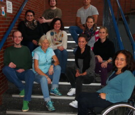 Kollegium 2017-18 Herr Karasch (LAA) Herr Fink Frau Tubay Frau Pötter Frau Lau Herr Zohm Frau Thiel Frau Fröhlich Frau Henkel Fau Roßmannek (Schulleitung) (Von hinten nach vorne.)