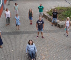 Kollegium 2020-2021 Frau Pötter, Herr Blatt, Frau Pietka (Schulsozialarbeit), Frau Heinzig (LAA), Herr Ates, Frau Kessen (sozialpädagogische Fachkraft), Herr Fink, Frau Thiel, Frau Fröhlich, Frau Kippelt, Frau Roßmannek (Schulleitung) (von hinten nach vorne)