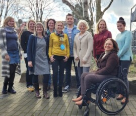 Kollegium 2021-2022 Frau Kippelt, Frau Thiele, Frau Pötter, Herr Fink, Frau Kessen (sozialpädagogische Fachkraft), Frau Henkel, Frau Thiel, Frau Lau, Frau Gerresheim, Frau Roßmannek (Schulleitung) (von hinten links nach vorne rechts)