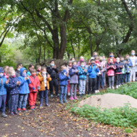 BZ: 9.10.2020, Bienenhaus-Erönnung an der Grundschule Pantringshof, im Naturgebiet der Schule, verantwortlicher Lehrer Fabian Fink, mit dabei: v.l. ehemalige Leiter der Schlue, Elisabeth Kuschkewitz, Karl-Heinz Hayden, der Imker Gerd Salomon, der pensionierte Oberstudiendirektor und aktiver Naturpädagoge für den Lernort Natur der Kreisjägerschaft Emschergau, und die Sponsorin Brigitte Roggel,