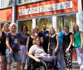 Kollegium 2014-15 Fau Roßmannek (Schulleitung) Frau Broscheit Frau Pötter Frau Thiel Herr Savun Frau Fröhlich Frau Schmidt (Von vorne nach hinten.)
